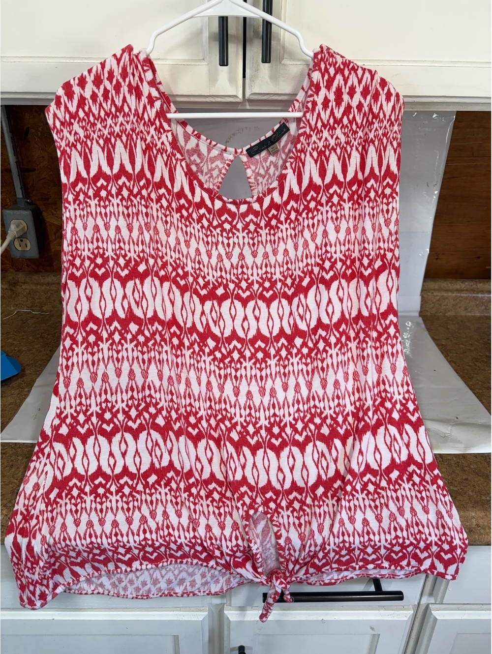 Rose & Olive Women's XL Red and White Patterned Sleeveless Blouse